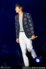 高清组图：玄彬上海开唱 与粉丝合影自拍乐陶陶