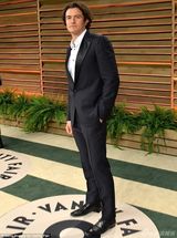 组图：米兰达深V装亮相 尴尬遇奥兰多贴面问候