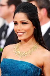 高清组图：芙蕾达-平托深蓝色礼服风姿绰约