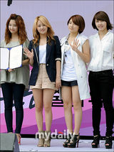 组图：组合T-ara与4minute出席公益活动甜美可爱