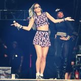 组图：蕾哈娜穿脏话衣开唱 撕衣露性感内衣