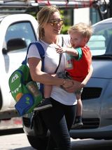 组图：希拉里-达芙陪子游玩 笑容绽放舐犊情深