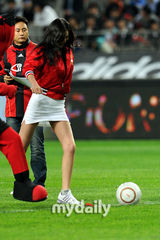 组图：韩美女主持人韩智恩任足球比赛开球员