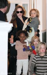 组图：朱莉和斯蒂芬妮星妈聚会 明星宝宝扎堆