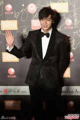 组图：关之琳张柏芝红毯比拼 李敏镐帅气亮相