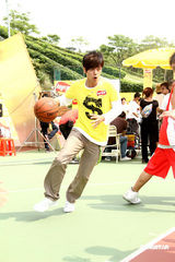 幻灯图：罗志祥代言大秀舞技 自创舞步受青睐