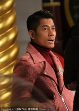 高清图：郭富城抵沪众保镖护驾 当众整装频挠脖