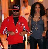 组图：碧昂斯夫妻用餐 火红短裙冲天发髻俏皮