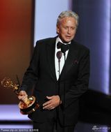 组图：迈克尔-道格拉斯获迷你剧最佳男主角