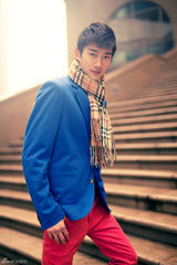 组图：宋珉宇撞色写真展时尚气质