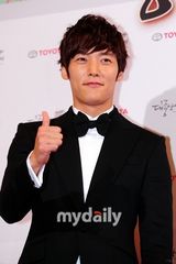 组图：大钟电影节红毯崔振赫帅气逼人笑容迷人