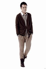 组图：刘钧温暖系写真演绎儒雅硬汉