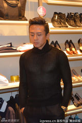 组图：邓超黑色渔网装露点 大秀二头肌引尖叫