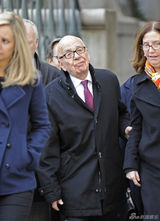 组图：邓文迪与默多克正式离婚 黑脸走出法院