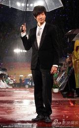 高清组图：金曲奖红毯星光熠熠 那英躲雨不顾形象