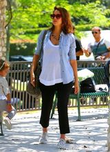 组图：阿尔芭挺大肚全家出行 老公抱爱女玩滑梯