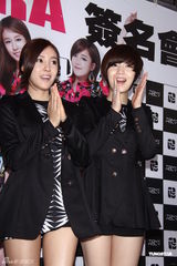 组图：韩女子团体T-ARA首度抵台 粉丝热情引恐慌