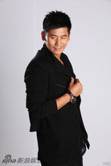 组图：于晓光时尚型男写真笑容灿烂