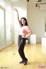 毛舜筠胡定欣拍摄广告秀身材