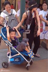 组图：Lucas8月2日5周岁 张柏芝携二子游乐场庆生