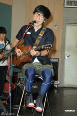 组图：卢广仲不畏台风彩排 郭采洁探班送补品