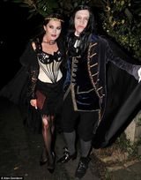 组图：众星亮相万圣节派对 凯特-摩斯白面红唇诡异