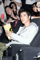 高清图：王力宏帅气现身新片活动 切蛋糕庆功