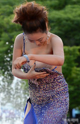 组图：富川电影节红毯 女星肩带滑落走光露乳