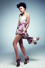 组图：秦岚登时尚杂志封面 性感优雅展迷人魅力