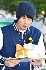 组图：神话成员JunJin退役 众粉丝迎接感动落泪