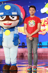 组图：佟大为卡通T恤卖萌 东北话配音搞笑