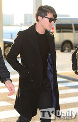 组图：JYJ赴广州宣传亚运 墨镜口罩遮面亮相