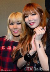 组图：李孝利露脐装看秀 李天熙夫妇秀恩爱