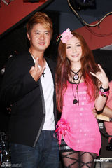 组图：许维恩开唱秀恩爱 吴亚馨送花篮力挺