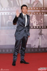 组图：冯德伦亮相红毯 笑容满面不惧分手传言