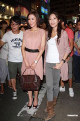 组图：谢天华拍新剧 闹市向杨怡求婚