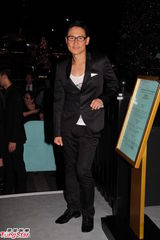 组图：歌神张学友童心未泯 大玩旋转木马兴致颇高