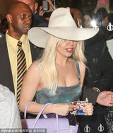 组图：Gaga恢复正常秀爆乳 遭遇粉丝强行合影