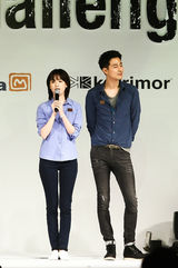 高清组图：赵仁成携韩孝珠出席活动笑靥如花