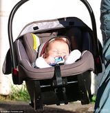 组图：乔什杜哈明扑克脸变职业奶爸 萌娃睡得香