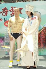 组图：欧阳震华裸体造型亮相 险遭同性当众热吻