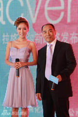 组图：李念亮相杭州代言 金发造型尽显潮范儿 