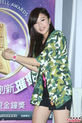 组图：关诗敏孙自佑担纲金钟开场 练舞不敌小孩