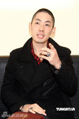 幻灯图：吴建豪小平头亮相 坦陈公司员工涉毒问题