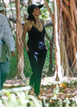 组图：朱莉切乳腺后穿吊带复工 胸部傲人依旧