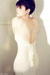 组图：袁莉广告大片曝光 迷离眼神傲人身材吸睛