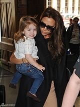 组图：辣妹带七公主现身车站 赴巴黎与小贝庆生