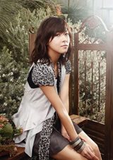 高清组图：韩星河智苑春装照 忧郁安静气质温婉