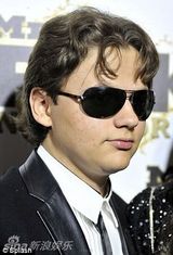 组图：杰克逊女儿长裙妩媚 次子长发飘逸似小大人