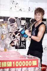 组图：吴克群专辑销量破10万 庆功会秀健美身材